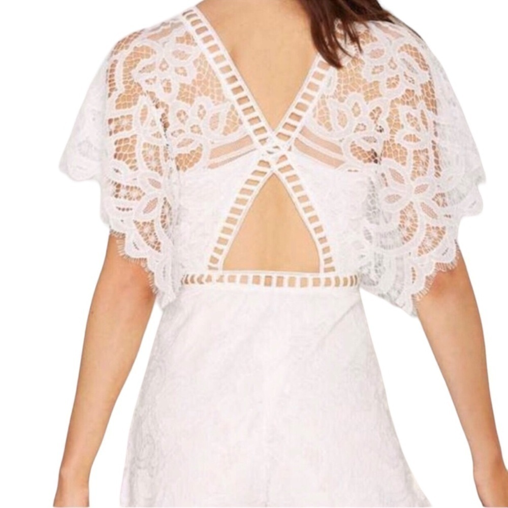Lioness Romper V-Neck White Lace Flutter Sleeves Size Large NWT - Picture 2 of 9